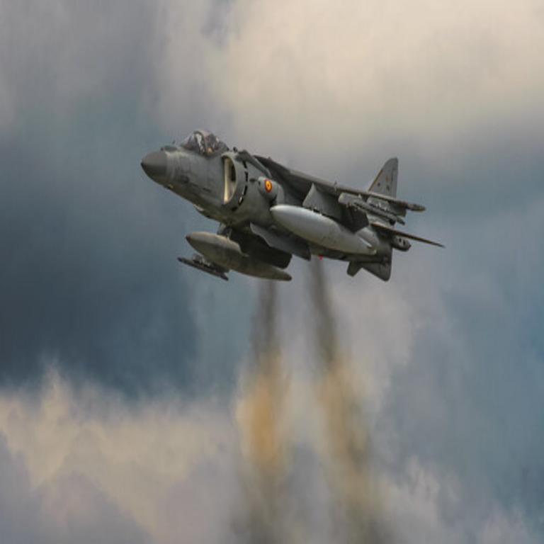 España enfrenta un dilema de compleja resolución: recurrir a Estados Unidos o convertirse en la última nación con un caza de combate al borde de la obsolescencia. España enfrenta un dilema de compleja resolución: recurrir a Estados Unidos o convertirse en la última nación con un caza de combate al borde de la obsolescencia.