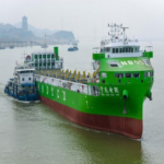 China aspira igualmente a transformar el transporte marítimo, por lo que ha inaugurado recientemente un megabuque eléctrico de 10.000 toneladas. China aspira igualmente a transformar el transporte marítimo, por lo que ha inaugurado recientemente un megabuque eléctrico de 10.000 toneladas.