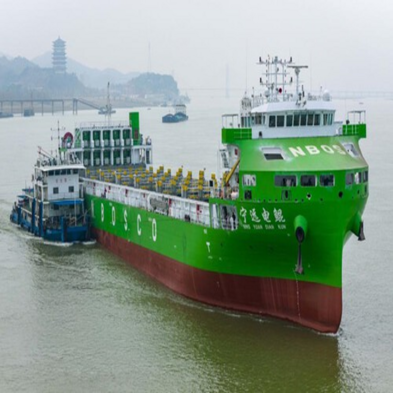 China aspira igualmente a transformar el transporte marítimo, por lo que ha inaugurado recientemente un megabuque eléctrico de 10.000 toneladas.