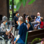 Vivienda, envejecimiento poblacional e influencia de la inteligencia artificial en el empleo: desafíos en una Cataluña con pobreza persistente.