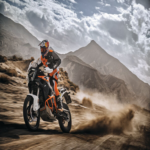 La KTM 1390 Super Adventure 2026 debuta en Colombia con una transmisión AMT que elimina la necesidad del embrague manual.