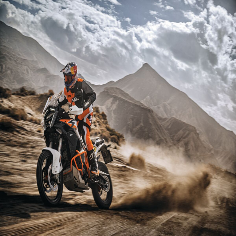La KTM 1390 Super Adventure 2026 debuta en Colombia con una transmisión AMT que elimina la necesidad del embrague manual.
