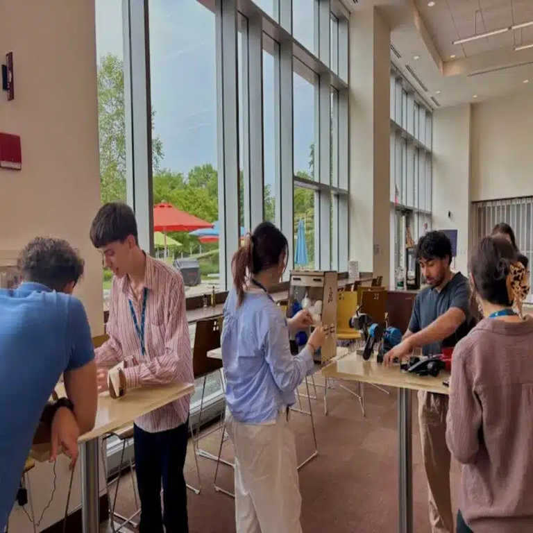 Dassault Systèmes propone colaborar con asistentes virtuales basados en inteligencia artificial.