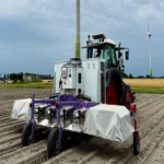 La invención de un agricultor para erradicar las malezas en el cultivo: un robot que las elimina mediante un láser.