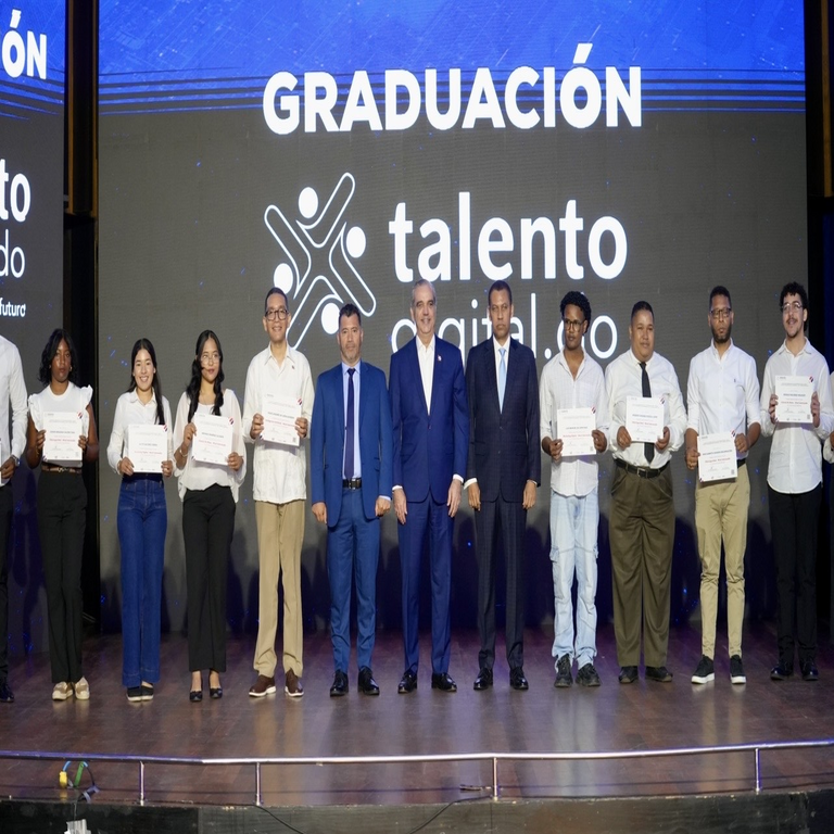 En República Dominicana, 5 mil nuevos profesionales en talento digital se gradúan en ceremonia presidida por el presidente Abinader.