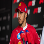 Lewis Hamilton liquida su colección de automóviles y comienza a adquirir cartas coleccionables de Pokémon.