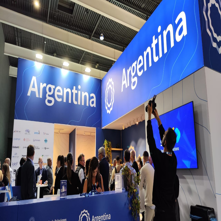 Más de cincuenta empresas conforman el pabellón argentino en el MWC26.