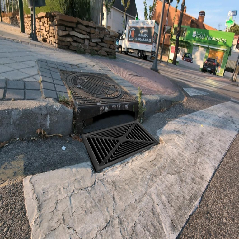 El innovador sistema de alcantarillado desarrollado por cinco estudiantes españoles que previene inundaciones al emplear las vibraciones de los vehículos para evitar obstrucciones. El innovador sistema de alcantarillado desarrollado por cinco estudiantes españoles que previene inundaciones al emplear las vibraciones de los vehículos para evitar obstrucciones.