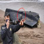 Encuentran fragmentos de un dron inusual en la playa que intriga a la Policía: no presenta inscripciones visibles.