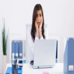 Joseph Thornton, psiquiatra: Informar a los empleados sobre su sustitución por inteligencia artificial genera impactos psicológicos gravemente perjudiciales.