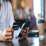 En El Salvador, las transferencias bancarias realizadas mediante dispositivos móviles registraron un crecimiento del 32 % en 2025.