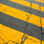 El innovador asfalto que eliminará los baches en las vías de comunicación resiste las fisuras mediante la integración de plásticos y caucho.