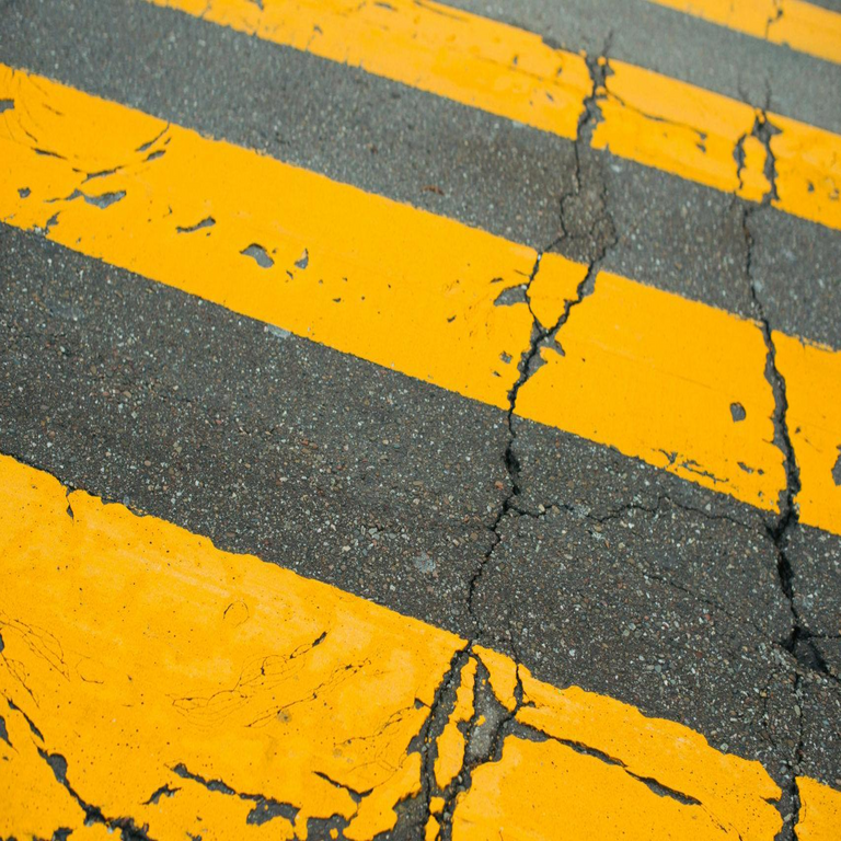 El innovador asfalto que eliminará los baches en las vías de comunicación resiste las fisuras mediante la integración de plásticos y caucho.