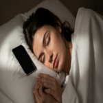 Dormir junto al teléfono móvil: los hallazgos científicos sobre el impacto en tu sueño
