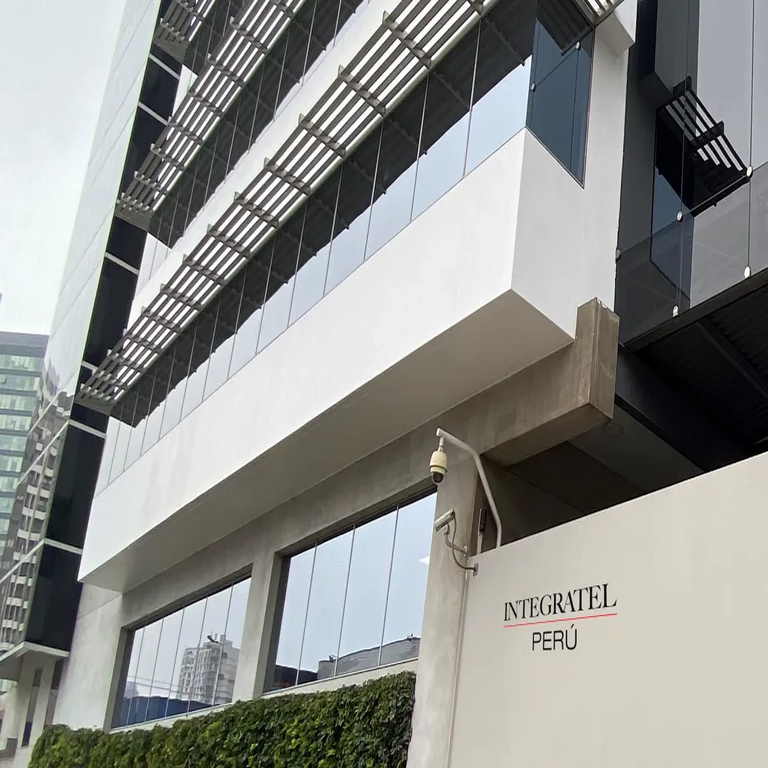 Integratel Perú incrementa su resultado operativo en 2025 mediante mejoras en eficiencia y reestructuración.