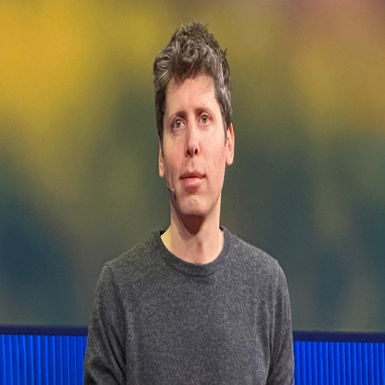 Sam Altman genera controversia al justificar el elevado consumo energético de ChatGPT, afirmando que un ser humano también requiere una cantidad significativa de energía.