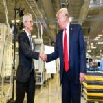 Apple absorbió los costos de los aranceles para mantener inalterado el precio del iPhone, y el nuevo plan de Trump desafía esa estrategia.