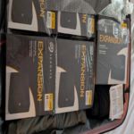 Un ciudadano británico viaja en avión a Nueva York exclusivamente para adquirir diez unidades de almacenamiento de 28 TB, lo que le permite ahorrar 2.300 euros.