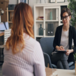 Sin optimizar tu currículum, la IA lo filtrará excluyéndote del proceso; si recurres a la IA, un reclutador humano te descartará.