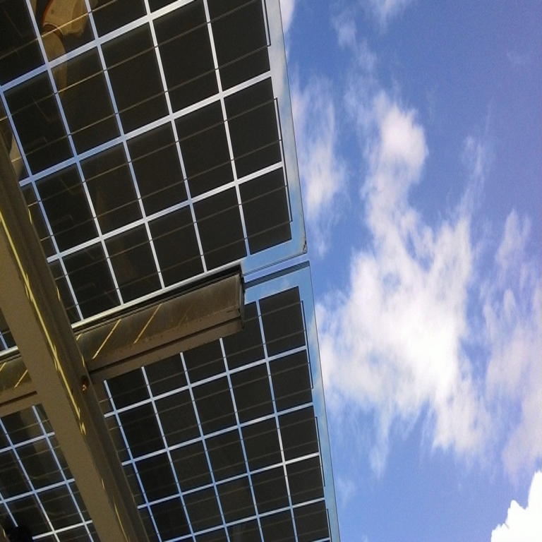 En Cuba, se apuesta por paneles solares para respaldar las radiobases de telefonía móvil en el municipio de Jesús Menéndez.