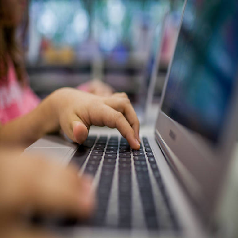 En Argentina, se busca lograr la conexión a Internet en el 100% de las escuelas antes de mediados de año.