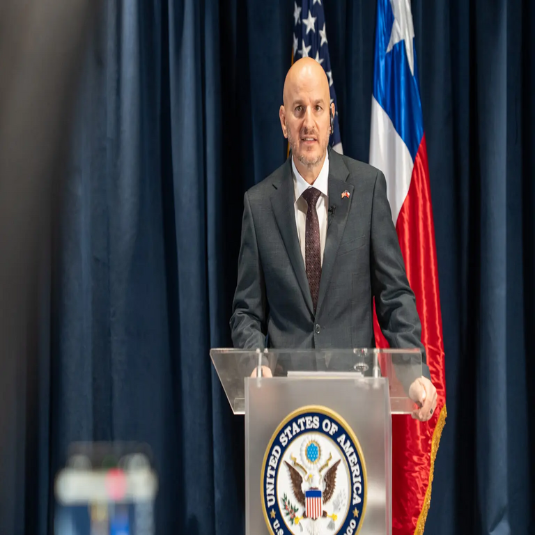 El embajador de Estados Unidos afirma que, para continuar con el programa de exención de visa, Chile debe fortalecer la seguridad de sus telecomunicaciones.