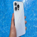 Por cada 20 consultas, el modelo ChatGPT consume aproximadamente medio litro de agua en procesos de refrigeración de servidores, mientras que Apple había sido la única empresa exenta de esta demanda hídrica significativa hasta la reciente entrada de Google en el sector.