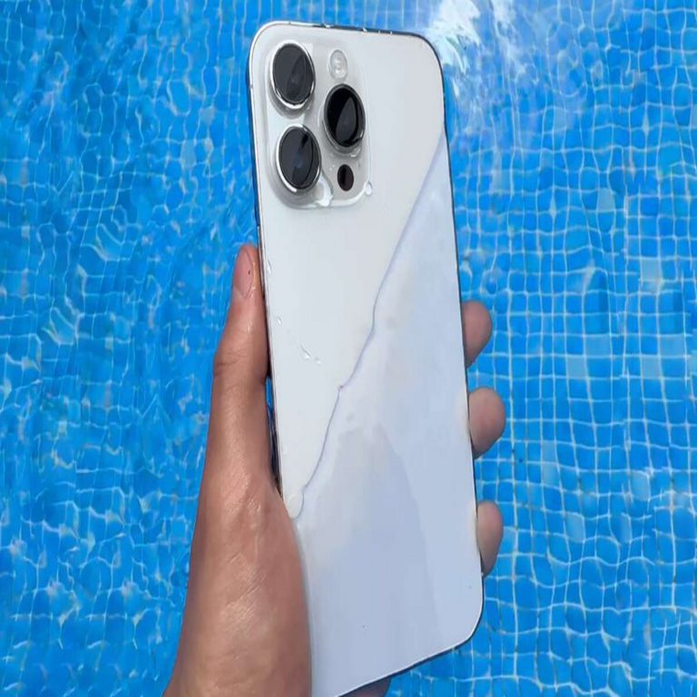 Por cada 20 consultas, el modelo ChatGPT consume aproximadamente medio litro de agua en procesos de refrigeración de servidores, mientras que Apple había sido la única empresa exenta de esta demanda hídrica significativa hasta la reciente entrada de Google en el sector.