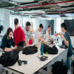 Más allá de la programación pura: las razones por las que los perfiles híbridos en inteligencia artificial y diseño resultan los más demandados en el mercado laboral. Más allá de la programación pura: las razones por las que los perfiles híbridos en inteligencia artificial y diseño resultan los más demandados en el mercado laboral.