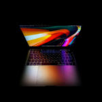 Se han filtrado nuevos detalles sobre el primer MacBook con pantalla táctil, lo que incluye un rediseño de macOS.
