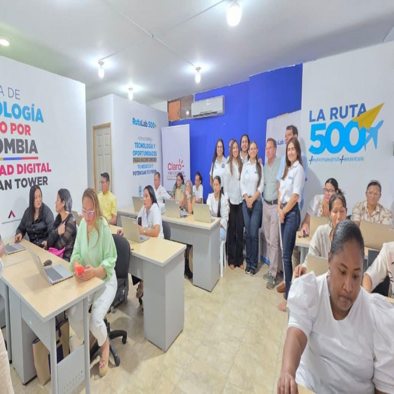 Claro Colombia y American Tower inauguran una sala de tecnología en Santa Marta.