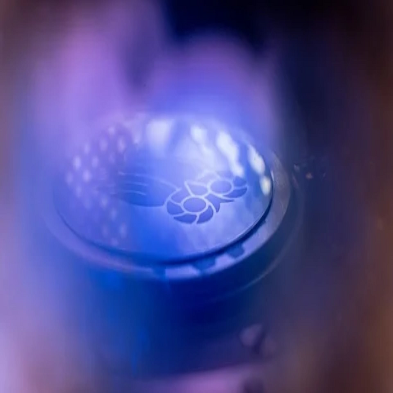 Fin al sobrecalentamiento en dispositivos electrónicos: investigadores desarrollan una capa de diamante que reduce la temperatura en 23 °C.