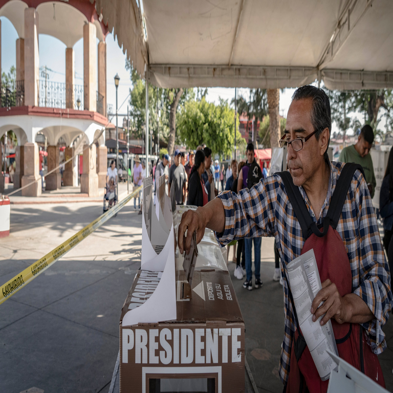 Los elementos esenciales de la reforma electoral promovida por Claudia Sheinbaum: las modificaciones al Congreso, la disminución en el financiamiento de los partidos y las nuevas disposiciones políticas. Los elementos esenciales de la reforma electoral promovida por Claudia Sheinbaum: las modificaciones al Congreso, la disminución en el financiamiento de los partidos y las nuevas disposiciones políticas.