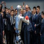 Estos son los robots humanoides que recibieron a Friedrich Merz en su visita a China.