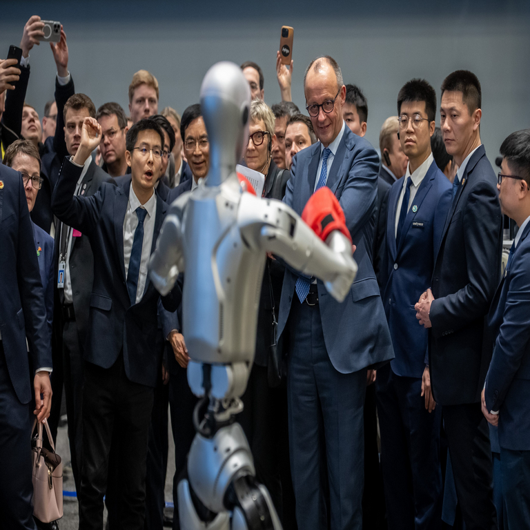 Estos son los robots humanoides que recibieron a Friedrich Merz en su visita a China.