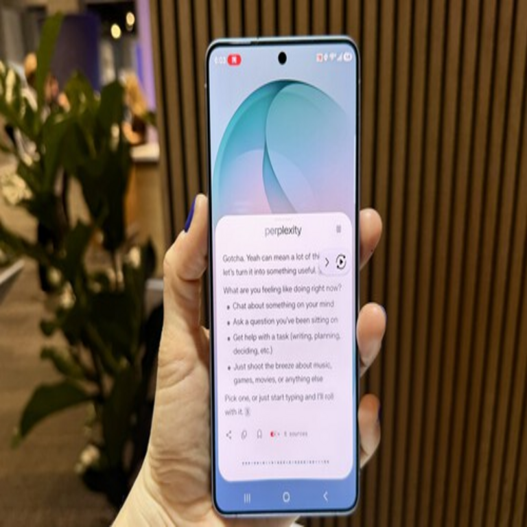 Perplexity va más allá de ser el tercer asistente en disputa: representa la estrategia de Samsung para dominar la inteligencia artificial en dispositivos móviles.