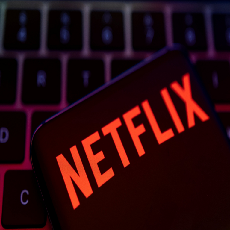 Guía paso a paso para reproducir películas y series de Netflix de forma offline sin conexión a internet.