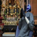 Japón introduce un robot con funciones sacerdotales, entrenado en las escrituras budistas. Japón introduce un robot con funciones sacerdotales, entrenado en las escrituras budistas.