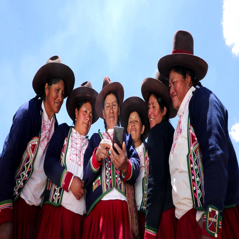 En Perú, el acceso a internet entre mujeres alcanza el 80,8 % en 2025, mientras que la brecha de género se reduce a su nivel histórico más bajo.