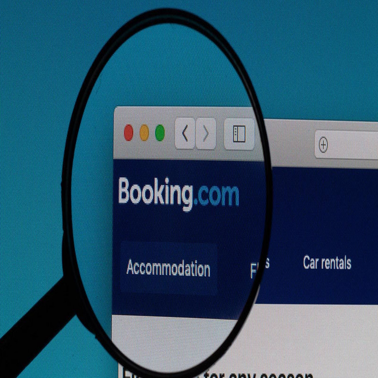 He realizado una reserva de hotel mediante Booking y he recibido un correo electrónico o SMS inusual, ¿cómo identificar si se trata de una estafa?