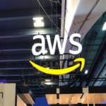 AWS de Amazon informa de una interrupción en el servicio tras el impacto de objetos en un centro de datos de los Emiratos Árabes Unidos.