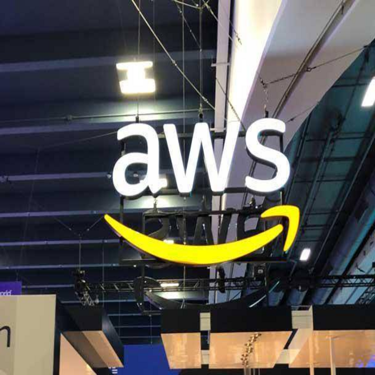 AWS de Amazon informa de una interrupción en el servicio tras el impacto de objetos en un centro de datos de los Emiratos Árabes Unidos.