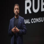 Motorola impulsa su incursión en el segmento premium mediante un ecosistema integrado, inteligencia artificial y alianzas estratégicas globales.