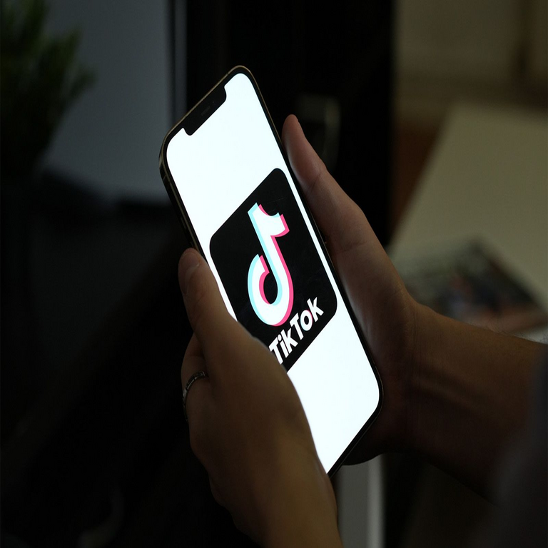 La controvertida medida de TikTok que expone los mensajes privados de los usuarios.