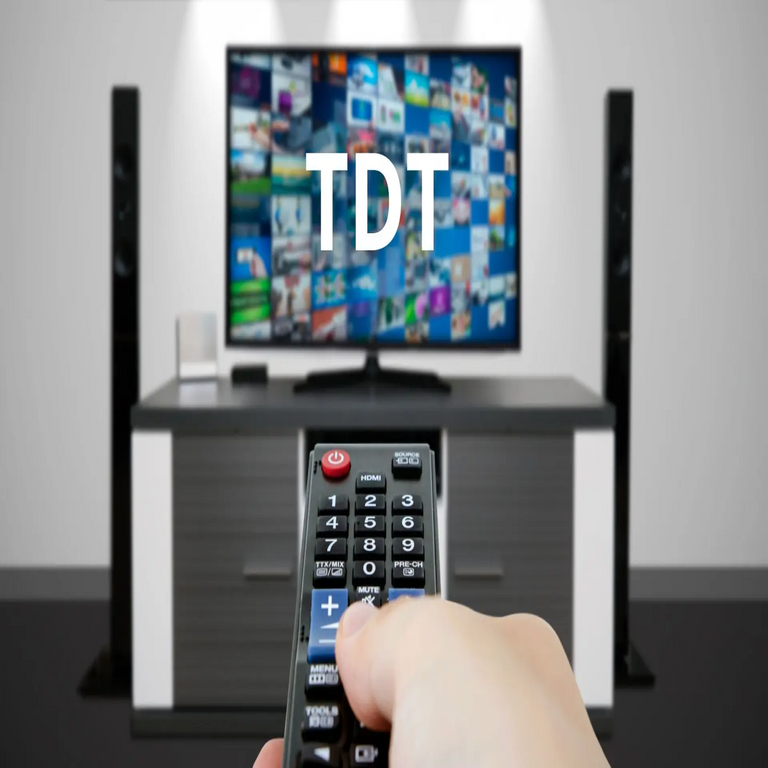 Disputa declarada en la Televisión Digital Terrestre en España: el gobierno reconoce una intensa competencia por el control del nuevo canal.