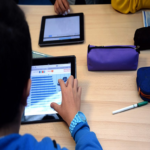 En Argentina, la inteligencia artificial se introduce en las escuelas primarias de la Ciudad Autónoma de Buenos Aires y genera controversia. En Argentina, la inteligencia artificial se introduce en las escuelas primarias de la Ciudad Autónoma de Buenos Aires y genera controversia.