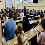 Sanidad detecta a un opositor utilizando gafas de inteligencia artificial para copiar en un examen del MIR