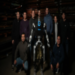Empresa emergente de exingenieros de SpaceX y Apple lanza sus primeros robots humanoides diseñados para aplicaciones industriales.