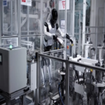 El robot humanoide de Xiaomi ya posee la capacidad de instalar tuercas en tiempo récord y se encuentra preparado para operar de manera continua, las 24 horas al día y los 7 días de la semana, en la producción de automóviles eléctricos.