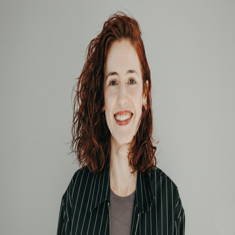 Linguriosa: De youtuber a presentadora televisiva en lingüística, con la advertencia de que ChatGPT fabrica etimologías y no genera confianza.